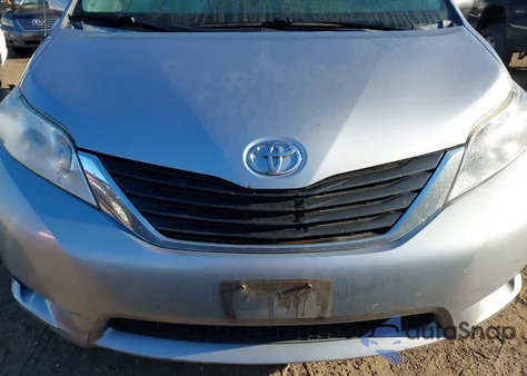 2011 Toyota Sienna Le V6 z USA, uszkodzony, nr VIN 5TDKK3DC2BS173107